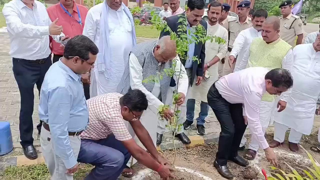 नालंदा निर्वाचन क्षेत्र से विधायक रहे मंत्री श्रवण कुमार
पौधारोपण के दौरान विधायक गोपाल मंडल को लगाई क्लास