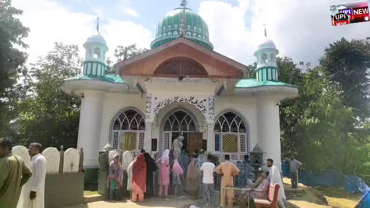 Hundreds of devotees thronged ziyarate Shareef of Sultan sahab in Badasgam Anantnag today, on the occasion of annual Urs of revered Sufi saint, Sultan sahab (RA).
Men, women and children were seen visiting his ziyarat & also took participation in Bandara held by peer Ab Majeed sahab at watrahal Kokernag.
Last night, devotees were engrossed in ‘Shab Khwani’ (nightlong prayers), which are held one night before the Urs, at the residence of Peer Ab. Majeed sahab at watrahal.
The authorities had made elaborate arrangements for the devotees on the occasion.
The Sufi saint, who is popularly known as Sule bab is the most venerated sage of Anantnag and his followers, Muslims and non-Muslims, have been paying obeisance at the shrine for nearly 34 years now.