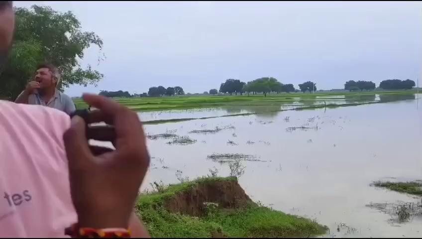 चित्रकूट उत्तर प्रदेश तेज बारिश ने ग्राम पंचायत सुरसेन निवासियों को परेशानी में डाला युवा समाजसेवी सत्यवीर सिंह के वक्तव्य को सुने अपनी राय लिखें मन करे तो शेयर करें ताकि जिम्मेदारों तक जल्द समस्या पहुंच सके और शायद निस्तारण हो सके