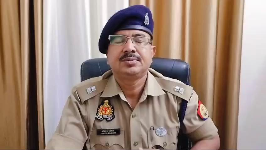 थाना शिकोहाबाद क्षेत्रान्तर्गत विगत दिनाँक 03-10-2024 को पुलिस मुठभेड़ में गिरफ्तार, जनसेवा केन्द्र संचालक के साथ लूट करने वाले अभियुक्त रमाकान्त उर्फ धांसू तथा फैजान के अन्य तीसरे साथी शहवाज द्वारा थाना शिकोहाबाद पुलिस के द्वारा की जा रही प्रभावी कार्यवाही के डर से आत्मसमर्पण किये जाने के सम्बन्ध में अपर पुलिस अधीक्षक ग्रामीण द्वारा दी गयी बाइटः-
UP Police ADG Zone Agra IG Range Agra