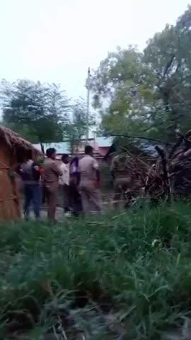 अमेठी- डायल‌112 के सिपाही ने मजदूर को जड़ा थप्पड़, मजदूर को सिपाही द्वारा थप्पड़ जड़ने का वीडियो वायरल, गौरीगंज क्षेत्र के लठहापुर गांव का बताया जा रहा वीडियो.
#Amethi