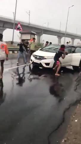 मेरठ : कार के अंदर 4 मुस्लिम व्यक्ति पर किया कावडियो ने जानलेवा हमला।
3 व्यक्ति जान बचाकर भागे एक युवक हाथ आ गया उसकी कावडियो ने पिटाई की।