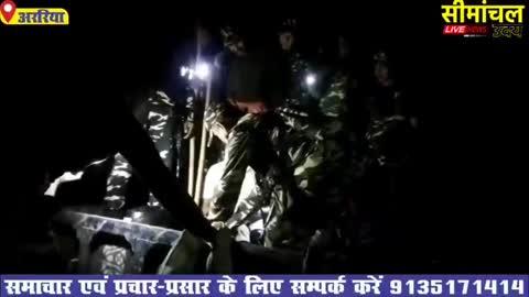बथनाहा पुलिस और एसएसबी की 56वीं बटालियन की टीम ने एक सफल संयुक्त अभियान चलाया, जिसमें सोनापुर के धता टोला से ट्रैक्टर पर लोड 11 बोरी गांजा के साथ दो तस्करों को गिरफ्तार किया गया। बरामद गांजे का कुल वजन लगभग 353 किलो है। यह घटना रात करीब 9:30 से 10 बजे के बीच हुई,