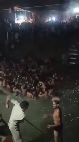 भाजपा शासित राज्य राजस्थान में कावड़ियो पर जमकर बरसाए गए लाठी डंडे 
पुलिस से भिड़ रहे थे कावड़िया