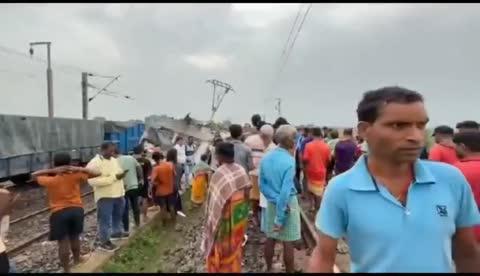 मुम्बई हावड़ा मेल एक्प्रेस चक्रधरपुर रेल प्रमंडल अंतर्गत बड़ा बम्बो के पास रेल दुर्घटना हुई ।।
वीडियो में देखे ।।