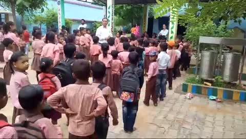 गवरमेंट ऑफ़ इंडिया प्रायिमरी स्कूल सरैया के बच्चे प्राथना करते हुए कार्यकर्ता भारतीय जनता पार्टी चाणक्य नीति धर्म नीति को देखते हुए कार्यकर्ता भारतीय