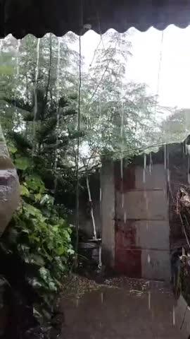 Aaj kal barish bhi bohot matlbi ho gayi logo ki taraha bus apne matlb se barsti hai.......