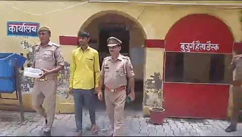 पिता का हत्यारा चढ़ा पुलिस के हत्थे।
अवागढ़-पिता के हत्यारे पुत्र को पुलिस ने एक हफ्ते बाद गिरफ्तार कर लिया। बताते चलें के थाना अवागढ़ क्षेत्र के गांव सहनौआ मैं गत 23 जुलाई को शिक्षक पिता तुकमान सिंह को एक जमीनी विवाद में खेत पर गोलियों से भून डाला था। आरोपी पुत्र देवेश को पुलिस ने गिरफ्तार कर लिया है स्थानीय पुलिस पिछले एक हफ्ते से गिरफ्तारी के लिए दविश दे रही थी। आखिरकार आज उसके गांव के पास से उसको गिरफ्तार कर ही लिया गया