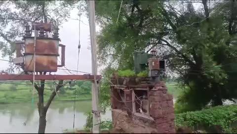 विद्युत विभाग के कर्मचारीयों की लापरवाही के कारण कभी भी कोई भी बड़ा हादसा हो सकता है
मनोहर थाना उपखंड क्षेत्र के जीएसएस कामखेड़ा फिटर के खरेडिया गांव के बड़बद रोड स्कूल के सामने वाले विद्युत पोल डैमेज व क्षतिग्रस्त दीवार पर विद्युत सप्लाई ट्रांसफार्मर रखे होने के कारण कभी भी बड़ी दुर्घटना होने की संभावना है। ऐसे में विभाग को सूचना के बाद भी अभी तक निवारण नहीं होने से ग्रामीणों में रोष व्याप्त है।
ग्रामीण मांगीलाल पटेल ने बताया की जीएसएस कामखेड़ा सरेडी फिडर पर खरेडिया गांव में बड़बडद रोड स्कूल के सामने स्कूल वाले पोल डैमेज होने के कारण कभी बड़ा हादसा हो सकता है। कई बार विद्युत विभाग के कर्मचारियों को फोन के माध्यम से अवगत करा दिया है। वही लाइनमैन को भी इस बारे में मौका दिखाकर अवगत करा दिया। परंतु लाइनमैन द्वारा उच्च अधिकारियों को हवाला देकर उक्त मामले की समस्या का निवारण नहीं किया जाता है। ऐसे में क्षतिग्रस्त दीवार पर रखा ट्रांसफार्मर भी कभी भी गिर सकता है। बारिश का मौसम चल रहा है। आने जाने वाले व्यक्ति दुर्घटना का शिकार हो सकते हैं।
कनिष्ठ अभियंता मनीष कुमार ने बताया कि उक्त मामले में विभाग के कर्मचारियों को भेज कर दिखाते हैं। जल्द ही समस्या का निवारण कर दिया जाएगा।