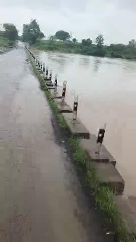 बेतवा नदी बर्री घाट गंज बासोदा 
नदी का जल स्तर बढ़ता हुआ