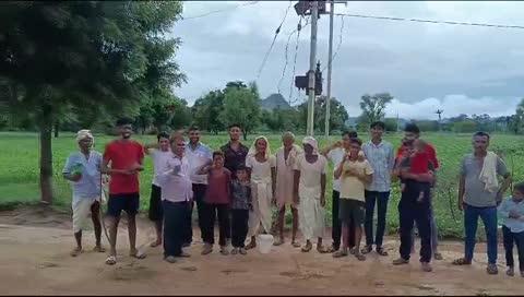 ग्रामीणों ने डिस्कॉम के खिलाफ किया प्रदर्शन कह- सात दिन से बिजली सप्लाई ठप, शिकायत के बाद भी विभाग ने नहीं लगाया गया ट्रांसफार्मर
​​​​​​​ बांदीकुई के नानगवाड़ा रामपुरा गांव में सात दिन से बिजली सप्लाई ठप है। जिससे लोग परेशान हो रहे है। वहीं सिंगल फेज का ट्रांसफार्मर जला हुआ पड़ा है। जिसके स्थान पर बिजली निगम ने दूसरा ट्रांसफार्मर नहीं दिया। इस समस्या से परेशान लोगों ने शुक्रवार को बिजली निगम के खिलाफ प्रदर्शन किया।
ग्रामीणों ने बताया कि 7 दिन पहले गांव में लगा 16 केवी का सिंगल फेज ट्रांसफार्मर जल गया। इसकी सूचना बिजली निगम को दे दी। लेकिन अभी तक इसके स्थान पर दूसरा ट्रांसफार्मर नहीं लगाया गया। उन्होंने बताया कि कई बार बिजली ऑफिस जाने के बाद भी समस्या का समाधान नहीं हुआ। बिजली सप्लाई ठप होने से गांव में पानी का संकट भी गहरा गया। रात के समय अंधेरा रहने से चोरी की घटनाएं होने की संभावना बनी रहती है। लोगों को 500 रुपए तक खर्च कर निजी टेंकरों से पानी मंगवाने को मजबूर होना पड़ रहा है।
लोगों ने बताया कि यदि शीघ्र ही इस समस्या का समाधान नहीं हुआ तो उग्र आंदोलन किया जाएगा। बिजली ऑफिस के सामने धरना प्रदर्शन किया जाएगा।