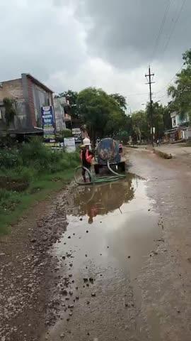 हमारे चित्रकूट में इस तरह सफाई होते जब विप कोई आता है यहां जनता के लिए कोई देखभाल नहीं करता ऐसी सड़के बनी हुई है चित्रकूट में मौत से भी हमारे चित्रकूट में सड़क के लिए कोई मुद्दा कोई नहीं उठा रहा कोई नेता भी नहीं दिख रहा जब चुनाव आ जाएगा हजारों नेता दिखने लगेंगे