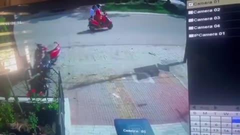 स्लग किदवई नगर में दर्दनाक हादसा का CCTV VIDEO
एंकर दो नाबालिग लड़के बिना लाइसेंस के चला रहे थे कार,कर रहे थे स्टंटबाजी
स्कूल बंक करके पिता की कार की चाभी लेकर निकलें नाबालिक 
गाड़ी हुई ओवर कंट्रोल,महिला और उसकी बेटी को मारी टक्कर
महिला की हुई मौत तो बेटी की कूल्हे की हड्डी टूट गई स्थानीय लोगों के मुताबिक कार में 2 लड़कियां भी थी,सभी थे नाबालिक मदर टेरेसा स्कूल के बताए जा रहे छात्र,पुलिस ने किया मुकदमा दर्ज किदवई नगर थाना क्षेत्र अंतर्गत का मामला
थाना किदवईनगर सूचना पर तत्काल स्थानीय पुलिस द्वारा घायलों को उपचार हेतु अस्पताल ले जाया गया, दौराने उपचार एक महिला की दु:खद मृत्यु हो गई व एक बच्ची इलाजरत हे। इस सम्बन्ध में परिवारीजनों द्वारा थाना हाजा पर दी गई तहरीर के आधार पर सुसंगत धाराओं में अभियोग पंजीकृत किया गया है। नाबालिग चालक को पुलिस हिरासत में लिया गया है। पूछताछ कर नियमानुसार अन्य विधिक कार्यवाही की जा रही है।
बाइट-श्री रवीन्द्र कुमार