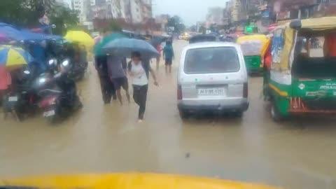 bhari barish ke karan road par Nadi bahne lga