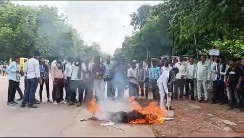 जनपद सीईओ उपाध्यक्ष विवाद मामले ने पकड़ा तूल भीम आर्मी ने जलाया पुतला
बड़ामलहरा जनपद पंचायत के सी ई ओ एस के मिश्रा और जनपद उपाध्यक्ष छन्नू लाल के बीच उपजा विवाद दिनों दिन तूल पकड़ता जा रहा है । जिसको लेकर बड़ामलहरा विधानसभा की भीम आर्मी ने उपाध्यक्ष के पक्ष में धरना प्रदर्शन करते हुए जनपद सी ई ओ पर प्रकरण दर्ज करने की मांग को लेकर पुतला जलाया । आपको बता दे बीते दिनों जनपद सी ई ओ और जनपद अध्यक्ष के भाई के बीच अध्यक्ष व उपाध्यक्ष की बात ना मानने को लेकर विवाद हो गया था जिस पर सी ई ओ एस के मिश्रा ने जनपद अध्यक्ष के भाई भतीजे सहित तीन के विरुद्ध प्रकरण दर्ज करा दिया था ।वहीं दूसरी ओर जनपद उपाध्यक्ष छन्नू लाल अहिरवार ने भी उसके साथ सी ई ओ द्वारा की गई अभद्रता के विरुद्ध प्रकरण कायम करने का आवेदन थाना प्रभारी एस डी ओ पी व अन्य अधिकारियों को दिया गया था लेकिन उस आवेदन पर कोई ठोस कार्यवाही ना होने पर आज बड़ामलहरा विधानसभा की भीम आर्मी ने बड़ी संख्या में छतरपुर जिला मुख्यालय पर धरना प्रदर्शन करते हुए कलेक्टर , एस पी के नाम सी ई ओ पर प्रकरण कायम करने का ज्ञापन राजस्व अधिकारी व पुलिस के अधिकारियों को सौंपा इसी के साथ जनपद सीईओ का पुतला जलाया ।