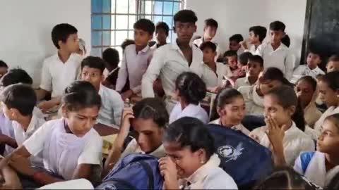 सुगौली के बेलवतिया हिंदी मध्य विधालय के छात्रों के बीच बांटा गया कीट।