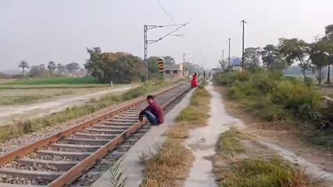 मोतिहारी में सद्भावना एक्स.पर पथराव
बापूधाम मोतिहारी व सेमरा स्टेशन के बीच चैलाहा हॉल्ट के समीप सोमवार रात असामाजिक तत्वों ने गाड़ी संख्या 14016 सद्भावना एक्सप्रेस पर पथराव कर दिया। ट्रेन पर हुए पथराव में कई यात्री चोटिल हो गए।
बताया जाता है कि घटना में यात्री मनोज सोनी का सिर फट गया। उन्हें इलाज के लिए शहर के बरियारपुर स्थित एक निजी अस्पताल में भर्ती कराया गया है। मनोज सुगौली नगर पंचायत के वार्ड आठ के रहनेवाले हैं।
यात्रियों ने बताया कि आनन्द विहार से रक्सौल जानेवाली सद्भावना एक्सप्रेस सोमवार रात 0802 बजे मोतिहारी स्टेशन से रक्सौल के लिए रवाना हुई। करीब 0805 बजे सिंघिया गुमटी के समीप असामाजिक तत्वों ने ट्रेन पर पथराव कर दिया। इसमें ट्रेन की कई खिड़कियों के शीशे टूट गए। कई रेल यात्रियों को चोटें आयीं।
बापूधाम मोतिहारी रेल थानाध्यक्ष सह इंस्पेक्टर संतोष कुमार ने बताया कि जख्मी रेल यात्री का बयान दर्ज कर आरपीएफ थाने में एफआईआर दर्ज करने की कार्रवाई की जा रही है। ट्रेन पर पथराव करनेवाले असामाजिक तत्वों की पहचान व गिरफ्तारी के लिए आरपीएफ व जीआरपी संयुक्त रूप से छापेमारी कर रही है