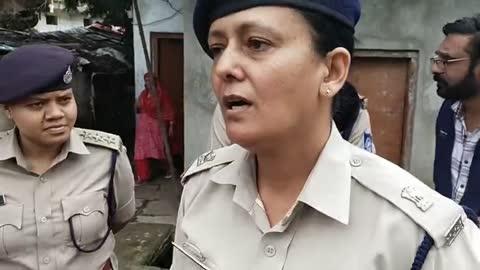 बैतूल 15 अगस्त से पहले शहर में कोतवाली पुलिस ने पकड़ा विस्फोटक  !
इस वक्त बैतूल से सबसे बड़ी खबर सामने आ रही है जहां कोतवाली थाना क्षेत्र के खंजनपुर दादा धुनी वाले कुटी के पीछे कबाड्डी नईम की दुकान से लगभग 15 के आसपास विस्फोटक बम बरामद हुए हैं फिलहाल कोतवाली पुलिस सहित अतिरिक्त पुलिस अधीक्षक घटना स्तर पर पहुंच गए प्राप्त जानकारी के अनुसार इसकी जाच के लिए बीडीएस की टीम होशंगाबाद से बुलाई जा रही है एयरफोर्स जो कि इस बात का खुलासा करेगी कि बम कितने प्रभावशाली है और कितने जिंदा और कितने केवल खोके हैं l
बड़ी खबर बैतूल से सामने आ रही है l
बड़ी खबर यह है कि नेम कबड्डी खंजनपुर के पास से विस्फोटक बम के प्रमाण मिले जिसमें बैतूल पुलिस कर रही है जांच l
आपको बता दे 15 अगस्त आने वाला है ऐसे में कोतवाली पुलिस की सक्रियता की वजह से लाइफ सेल मिलने की आकांक्षा जताई गई है अब पुलिस इसमें आगे जांच कर रही है l