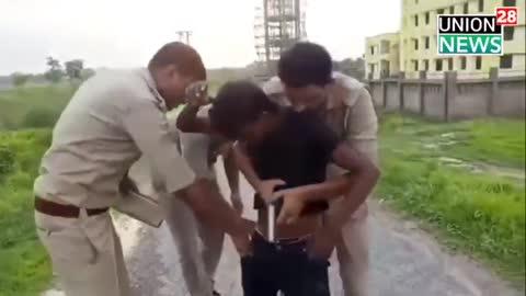 UP Police Viral Video || पुलिस ने एक शख्स को तमंचे के साथ पकड़ा