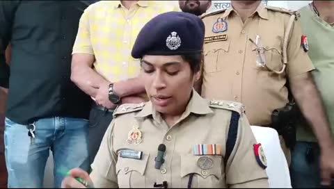 बेला थाना क्षेत्र के बेला कानपुर मार्ग पर बरकशी मोड़ के पास बुधवार की रात्रि 9:00 बजे सत्यम पुत्र रामरघुवर निवासी रसूलाबाद कानपुर देहात अपने माता-पिता को लेकर औरैया जिले के भदौरा ग्राम में आ रहे थे। उनके साथ बाइक सवार बदमाशों ने मारपीट कर कानों से झुमकी लूट ले गए। जिसकी रिपोर्ट थाना बेला में दर्ज कराई गई पुलिस अधीक्षक औरैया चारू निगम ने घटना को संज्ञान लिया और एसओजी के साथ टीम गठित की गई। गुरुवार रात्रि 2:40 पर बरकशी मोड पर चेकिंग के दौरान एक बाइक पर तीन लोग सवार थे। बाइक रोकने पर बाइक सवार बाइक लेकर भागे पुलिस के पीछा करने पर फतेता पुरवा के पास बाइक सवार ने पुलिस पर फायर किए पुलिस की जवाबी फायर में नीरज और छोटू दोनो के पैर में गोली लगी जिस से घायल हो कर गिर गए। पुलिस ने 108 नंबर एंबुलेंस द्वारा घायलों को पुलिस सुरक्षा में सीएचसी बिधूना भेज दिया। अभियुक्तों की पहचान नीरज कंजर पुत्र वीरेंद्र सिंह उम्र 29 निवासी कंजड़ डेरा थाना मंगलपुर छोटू उर्फ सफी पुत्र बदन सिंह उम्र 20 बर्ष निवासी कंजड़ डेरा कानपुर देहात पिंकू उर्फ बिलउआ निवासी कानपुर नगर पूछने पर बताया काफी दिनों से यह लोग इस क्षेत्र में सक्रिय थे दो दिन पूर्व भी इन्होंने ही बेला थाना क्षेत्र में  घटना को अंजाम दिया था इनके पास से तीन देसी तमंचा 315 वा 6 जिंदा कारतूस 315 बोर और कुछ 9 एमएम के कारतूस  और करीब 6900 रुपए के साथ दो एंड्राइड मोबाइल भी मिले हैं 2019 से यह क्षेत्र में सक्रिय है थाना प्रभारी पंकज मिश्रा ने बताया गिरफ्तार किए गए तीनों अभियुक्तों के विरुद्ध मुकदमा दर्ज कर कार्रवाई की जा रही है।