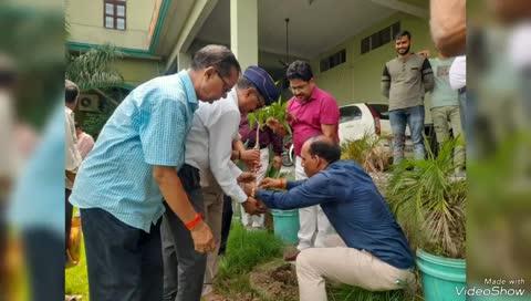 एक विचित्र पहल संस्था के द्वारा जीवन धारा पौधारोपण अभियान के अंतर्गत किया गया पौधारोपण
रिपोर्ट हिमांशु दुबे
स्थान औरैया  
*एक विचित्र पहल सेवा समिति रजि. औरैया द्वारा संचालित लक्ष्य-5100 पौधों के जीवनधारा पौधारोपण अभियान के अंतर्गत आज दिनांक 9 अगस्त 2024 दिन शुक्रवार को दोपहर एक बजे मा. प्रकाश चंद्र श्रीवास्तव निवर्तमान जिलाधिकारी, औरैया द्वारा ईशा वाटिका, औरैया में आम के पौधों का पौधारोपण किया, उन्होंने समिति द्वारा संचालित जीवनधारा पौधारोपण अभियान की सराहना की। उसके उपरांत भारत प्रेरणा मंच द्वारा आयोजित शहीद स्मृति समारोह में समिति के सक्रिय सदस्य समाजसेवी व पर्यावरण प्रहरी श्री मनीष पुरवार (हीरु) को मंचासीन अतिथियों द्वारा शॉल व स्मृति चिन्ह भेंटकर सम्मानित किया गया। समारोह के अंतर्गत समिति के सदस्यों द्वारा मा. इंद्रमणि त्रिपाठी जिलाधिकारी, मा. प्रकाश चंद्र श्रीवास्तव निवर्तमान जिलाधिकारी, व मा.चारु निगम पुलिस अधीक्षक, औरैया को आकर्षक पौधों युक्त गमले भेंटकर उनका हृदय से अभिनंदन किया गया। कार्यक्रम में प्रमुख रूप से कपिल गुप्ता, मनीष पुरवार (हीरु) व समिति के संस्थापक आनन्द नाथ गुप्ता आदि लोग मौजूद रहे।*