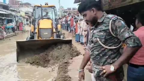 धुरकी थाना प्रभारी का सराहनीय प्रयास जल जमाव से लोगों को दिलाई निजात लोग है प्रसन्न - Times Of Garhwa✍️ न्यूज देने के लिए संपर्क करे - 6202021865