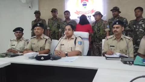 पलामू पुलिस को बड़ी सफलता 10 लाख  का इनामी भाकपा माओवादी गिरफ्तार*
*पलामू* मेदिनीनगर
झारखंड राज्य में नक्सलियों एवं उग्रवादियों के विरुद्ध सतत सघन अभियान चलाया जा रहा है इसी कर्म में पलामू पुलिस अधीक्षक के नेतृत्व में नक्सली संगठनों के विरुद्ध लगातार अभियान चलाया जा रहा है 
पलामू पुलिस को गुप्त सूचना मिली कि प्रतिबंधित माओवादी संगठन की नितेश यादव अपने दस्त के सीताराम रजवार उर्फ रमन रजवार अन्य सदस्यों के साथ झगड़ा गांव से सटे झपिया पहाड़ के जंगल में किसी बड़ी घटना को अंजाम देने फिराक में थे सूचना के सत्यापन एवं आवश्यक कार्रवाई करते हुए अनुमंडल पुलिस पदाधिकारी हुसैनाबाद नेतृत्व में हुसैनाबाद थाना प्रभारी संजय कुमार यादव तथा सशस्त्र बल को सम्मिलित कर एक छापेमारी दल का गठन किया गया छापेमारी दल के दो भागों में विभक्त कर ग्राम झाड़ गदा के सेट झपिया पहाड़ के समीप पहुंचे की तभी पुलिस को देखकर जंगल में चार-पांच की संख्या में व्यक्ति पहाड़ के जंगल की ओर भागने लगे। सशस्त्र बल की सहयोग से माओवादी संगठन के जनरल कमांडर सीताराम रजवार उर्फ रमन रजवार उम्र 65 वर्ष पिता स्वर्गीय पशु रजवार सक्रिय थाना एंड टी पी सी खैर जिला औरंगाबाद बताया पकड़ा गए व्यक्ति के बदन की तलाशी लेने पर पहने हुए पजामा के पॉकेट में एक काला रंग का पर्स मिला जिसमे चिट्ठी थी। अप सीताराम रजवार के ऊपर झारखंड तथा बिहार अनेक के थाने में 55 मुकदमा दर्ज हैं
बाइट..... *पलामू पुलिस अधीक्षक रिशमा रमेशन*