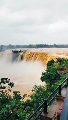 चित्रकोट जलप्रपात भारत के छत्तीसगढ़ राज्य के बस्तर ज़िले में इन्द्रावती नदी पर स्थित एक सुंदर जलप्रपात है। इस जल प्रपात की ऊँचाई 90 फीट है।इस जलप्रपात की विशेषता यह है कि वर्षा के दिनों में यह रक्त लालिमा लिए हुए होता है, तो गर्मियों की चाँदनी रात में यह बिल्कुल सफ़ेद दिखाई देता है।
जगदलपुर से 40 कि.मी. और रायपुर से 273 कि.मी. की दूरी पर स्थित यह जलप्रपात छत्तीसगढ़ का सबसे बड़ा, सबसे चौड़ा और सबसे ज्यादा जल की मात्रा प्रवाहित करने वाला जलप्रपात है