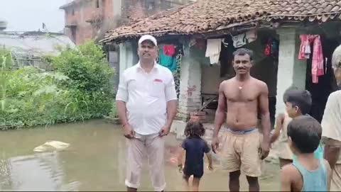 सहरसा जिले के सौर बाजार प्रखंड के चन्दौर पूर्वी पंचायत के वार्ड नंबर चार के दर्ज़नों लोगों के घरों  में घुसा बारीश का पानी