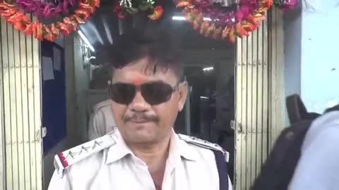 *भोपाल-थाना छोला मंदिर क्षेत्र में वीभत्स लाश मिलने से सनसनी!पुलिस के अनुसार अंधा क़त्ल!राजधानी भोपाल के ग्राम मोहाली के सुनसान इलाके में 45 वर्षीय वृद्ध की वीभत्स लाश मिलने से सनसनी मच गई है!दुर्दशा में मिले वृद्ध की पहचान ग्राम खेजड़ा निवासी सूरत सिंह वर्मा के रूप में हुई है!वरिष्ठ अधिकारियों द्वारा आनन फानन में शव को कब्जे में लेने के बाद,मृतक के परिजनों ने थाना छोला को घेर लिया!मामला इस प्रकार है कि मृतक सूरज सिंह 28 जुलाई की रात से लापता थे!दूसरे दिन मृतक की पत्नी संतोषी बाई ने थाना छोला मंदिर में गुमशुदगी की एफआईआर दर्ज कराई! रिपोर्ट के काफी दिनों बाद तक मृतक के संबंध में कोई जानकारी पुलिस नहीं जुटा पाई!परिजनों के अनुसार सूरज सिंह को किसी व्यक्ति के साथ कार में जाते समय केमरे में देखा गया!थाना छोला मंदिर  थाना प्रभारी का कहना है कि 12 घंटे में सभी अपराधियों को पकड़ लिया जाएगा!...RD*