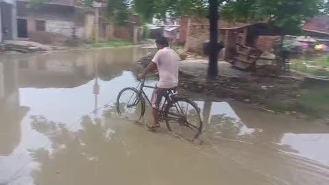 अत्यधिक जल भराव होने के कारण यात्रियों को आने-जाने में होती है असुविधा। 
अयोध्या इनायत नगर 
अयोध्या जिले के इनायत नगर अंतर्गत इनायत नगर से बीकापुर जाने वाली संपर्क मार्ग पर ग्राम सभा भागीपुर में सड़क पर अत्यधिक जल भराव होने के कारण लोगों को आने-जाने में होती है असुविधा । विद्यार्थियों एवं राहगीरों को जल भराव होने के कारण  निकट तालाब होने पर यह नहीं मालूम पड़ता तालाब का किनारा और सड़क का किनारा कहां है। कई वर्षों से देखी जा रही यह समस्या और काफी संख्या में हुए लोग चोटिल। यहां के विधायक और सांसद ने कभी नहीं लिया इसे अपनी संज्ञान में। कई बार इसकी शिकायत उच्च अधिकारियों को की गई है।