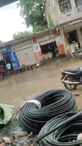 patel markit ke piche Pani bhara rahta hai