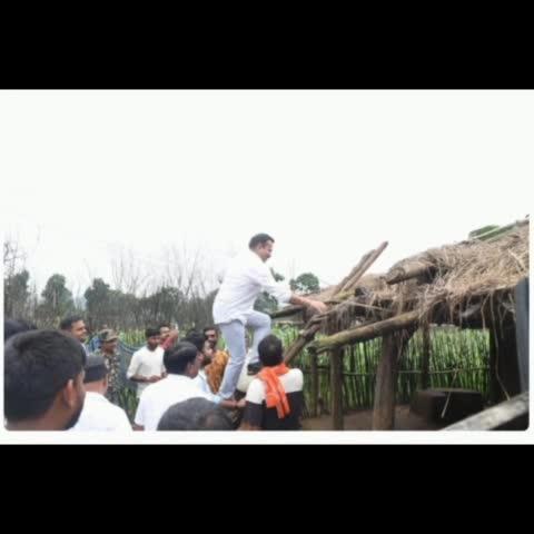 हाथी प्रभावित ग्राम कण्डराजा पहुंचे कलेक्टर, ग्रामीणों की सुरक्षा और बचाव की व्यवस्था पर ली जानकारी….ग्रामीण द्वारा बचाव हेतु घर के पास बनाए गए मचान पर स्वयं चढ़े कलेक्टर…. लिया जायजा,


हाथी संकट प्रबंधन केंद्र में शेल्टर के आवश्यक मरम्मत और मुआवजा संबंधी ग्रामीणों की आवश्यक मांगों के निराकरण हेतु टीम गठित करने के निर्देश

कलेक्टर ने स्कूलों, छात्रावासों का भी किया निरीक्षण


अम्बिकापुर।कलेक्टर श्री विलास भोसकर ने शनिवार को मैनपाट के हाथी प्रभावित ग्राम कण्डराजा में आंगनबाड़ी सह हाथी संकट प्रबंधन केंद्र का निरीक्षण किया। उन्होंने यहां ग्रामीणों से बात कर हाथी के विचरण और नुकसान की स्थिति की जानकारी ली। ग्रामीणों ने मुआवजा के संबंध में अपनी मांग रखी जिसपर कलेक्टर ने डीएफओ सरगुजा और एसडीएम मैनपाट को राजस्व विभाग एवं वन विभाग की संयुक्त टीम को ड्यूटी लगाकर सर्वे करने तथा लगातार निरीक्षण के निर्देश दिए। उन्होंने कहा कि हर माह की 1 और 15 तारीख को टीम गांव में जाकर अनिवार्य रूप से निरीक्षण करे और ग्रामीणों से संवाद करे। किसी भी तरह की हानि की स्थिति में तत्काल प्रकरण तैयार कर कार्यवाही सुनिश्चित करें। इस दौरान बताया गया कि हाथी के गांव के नजदीक आने पर ग्रामीण पक्की छतों पर मचाननुमा बनाकर आश्रय लेते हैं। ग्रामीणों ने पक्के घरों में छतों में जाने सीढ़ी की सुविधा की मांग की जिसपर कलेक्टर ने सीढ़ी की सुविधा देने के निर्देश अधिकारियों को दिए। निरीक्षण के दौरान आरईएस अधिकारियों को इस क्षेत्र के सभी 07 संकट प्रबंधन केंद्रों में आवश्यकतानुसार शेल्टर की मरम्मत करवाने निर्देशित किया। जिससे ग्रामीणों को आवश्यक व्यवस्था मिल सके। इसके साथ ही ग्राम की अन्य समस्याओं को भी गम्भीरता से सुनकर कलेक्टर ने निराकरण के लिए मौके पर उपस्थित अधिकारियों को निर्देशित किया। ग्रामीणों से चर्चा के दौरान गांवों में हाई मास्ट लाइट लगाने की मांग की गई। कलेक्टर श्री भोसकर ने जल्द निराकरण की बात की। गांव में भ्रमण कर उन्होंने हाथी से बचाव हेतु ग्रामीणों द्वारा घर के पास निर्मित मचान में स्वयं चढ़कर निरीक्षण किया तथा यहां सीढ़ी की सुविधा देने के निर्देश दिए।

निरीक्षण के दौरान कलेक्टर श्री भोसकर नर्मदापुर के स्वामी आत्मानन्द विद्यालय पहुंचे। उन्होंने यहां बच्चों की सुविधा हेतु आवश्यक व्यवस्था का जायजा लिया। इसके बाद उन्होंने पहाड़ी कोरवा बालक छात्रावास बिजलहवा का निरीक्षण कर बच्चों से सीधे बात की तथा छात्रावास में मिलने वाली सुविधाओं के सम्बन्ध में फीडबैक लिया। इस दौरान बच्चों ने उन्हें सुंदर गीत भी सुनाए। इसके साथ ही कलेक्टर श्री भोसकर ने अनुसूचित जनजाति प्री मैट्रिक बालक छात्रावास कमलेश्वरपुर, बालिका छात्रावास बरिमा, शासकीय प्राथमिक शाला बरिमा का भी निरीक्षण किया। शासकीय प्राथमिक शाला बरिमा में मध्यान्ह भोजन में लापरवाही पाए जाने पर उन्होंने प्रधानपाठक को कड़ी फटकार लगाई तथा कारण बताओ नोटिस जारी किए जाने के निर्देश अधिकारियों को दिए।
कलेक्टर श्री भोसकर ने सामुदायिक स्वास्थ्य केंद्र दरिमा और शासकीय पूर्व माध्यमिक शाला कतकालो का भी औचक निरीक्षण कर व्यवस्थाओं का जायजा लिया।
इस दौरान डीएफओ सरगुजा श्री तेजस शेखर, एसडीएम मैनपाट श्री रवि राही, सहित स्थानीय जनप्रतिनिधि, खंड स्तरीय अधिकारी कर्मचारी उपस्थित रहे।