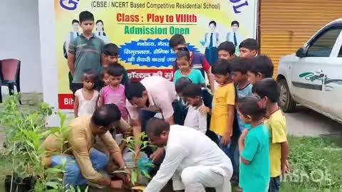 गरुडा पब्लिक स्कूल बिहरोरा में किया गया पौधारोपण कार्य सभी बच्चों को एक-एक पौधे देकर घर में लगाने हेतु किया गया प्रेरित।