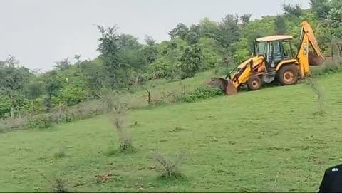 छीपाबड़ौद वन विभाग ने की कार्यवाही, वन भूमि से हटाया अतिक्रमण
छीपाबड़ौद - बारां
छीपाबड़ौद वन विभाग की टीम ने अवैध अतिक्रमण के खिलाफ की कार्यवाही। वन भूमि पर हो रहा अवैध अतिक्रमण को हटाया गया। उप वन संरक्षक बारां के आदेश एवं क्षेत्रीय वन अधिकारी छीपाबड़ौद हेमेंद्र कुमार शाक्य के सुपरविजन में नाका प्रभारी राधाकृष्ण नागर ने संपर्क पोर्टल पर प्राप्त शिकायत पर कार्रवाई करते हुए नाका झिंझनी के ग्राम करनी,मंडोला में अवैध अतिक्रमण को जेसीबी मशीन के द्वारा ट्रेंच खोद कर एवं बाढ़ झाड़ व तारबंदी लगभग 3 किलोमीटर को हटाकर व तिल्ली व मक्का की फसल को नष्ट कर लगभग 15 बीघा वन भूमि को अतिक्रमण से मुक्त करवाया। इस दौरान कार्यवाही  में रेंज छीपाबड़ौद गस्ती दल एवं गृह रक्षा दल के जवान शामिल रहे।