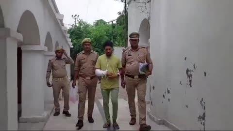 रसूलाबाद पुलिस ने नाबालिग बालिका के साथ दुष्कर्म करने वाले अभियुक्त को किया गिरफ्तार, की कार्यवाही
रसूलाबाद पुलिस ने वादी की तहरीर पर बीते 14 मार्च को बिहार के नौतनवा गांव निवासी अभियुक्त निजामुद्दीन उर्फ रजा के खिलाफ थाना रसूलाबाद में मुकदमा 76/24 धारा 363,366,376,3/4 पॉक्सो एक्ट पंजीकृत किया था। रसूलाबाद पुलिस ने कार्यवाही करते हुए अभियुक्त निजामुद्दीन उर्फ रजा को बिहार के मनुवापुल वेतिया के पास से गिरफ्तार किया। पुलिस ने पकड़े गए अभियुक्त पर नियमानुसार कार्यवाही करते हुए जेल भेज दिया।