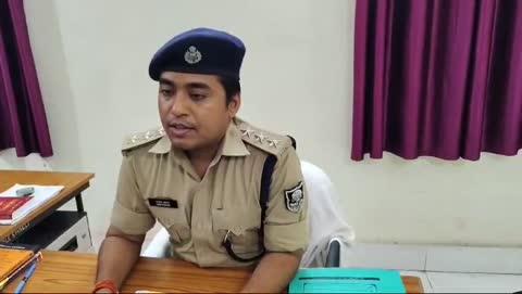 कासमा थाना क्षेत्र में पुलिस ने दो अलग-अलग स्थानों से दो अपराधियों को अवैध देशी कट्टा और जिंदा कारतूस के साथ गिरफ्तार किया है। यह कार्रवाई 10 अगस्त 2024 को सघन गश्त और वाहन चेकिंग के दौरान की गई।
जानकारी देते हुए एसडीपीओ 2 ने बताया 10 अगस्त को कासमा थाना क्षेत्र में पुलिस द्वारा सघन गश्त और वाहन चेकिंग अभियान चलाया जा रहा था। इस अभियान के तहत सबसे पहले ग्राम चिरैला के पास एक मोटरसाइकिल सवार व्यक्ति को रुकने का संकेत दिया गया। पुलिस को देखकर व्यक्ति भागने लगा, लेकिन पुलिस बल ने तुरंत कार्रवाई करते हुए उसे गिरफ्तार कर लिया।
गिरफ्तार व्यक्ति की पहचान राजू कुमार रंजन (उम्र 35 वर्ष), पिता देवनंदन प्रसाद, निवासी ड्मरा, थाना कोंच, जिला गया के रूप में हुई। तलाशी के दौरान उसके पास से एक देशी कट्टा और पाँच जिंदा कारतूस बरामद किए गए। इस मामले में कासमा थाना कांड संख्या-125/24, धारा-25(1-बी)ए/26/35 शस्त्र अधिनियम के तहत मामला दर्ज किया गया।
दूसरी घटना में, पुलिस ने ग्राम बक्सी बिगहा के पास एक और मोटरसाइकिल सवार को रुकने का संकेत दिया। उक्त व्यक्ति भी भागने की कोशिश कर रहा था, लेकिन पुलिस ने उसे भी गिरफ्तार कर लिया।
इस व्यक्ति की पहचान जयनंदन कुमार (उम्र 37 वर्ष), पिता विपत प्रसाद, निवासी अपकी, थाना कासमा, जिला औरंगाबाद के रूप में हुई। तलाशी के दौरान उसके पास से एक देशी कट्टा और एक जिंदा कारतूस बरामद किए गए। इस मामले में कासमा थाना कांड संख्या-126/24, धारा-25(1-बी)ए/26/35 शस्त्र अधिनियम के तहत मामला दर्ज किया गया।
बरामद प्रदर्श का विवरण:
1. 02 देशी कट्टा 
2. 06 जिंदा कारतूस 
3. 02 एंड्रॉयड मोबाइल 
4. 01 ग्लैमर मोटरसाइकिल 
5. 01 हीरो स्प्लेंडर प्लस मोटरसाइकिल 
दोनों मामलों में पुलिस ने शस्त्र अधिनियम के तहत मामला दर्ज कर जांच प्रारंभ कर दी है। औरंगाबाद पुलिस का यह अभियान अपराधियों के खिलाफ सख्ती से कार्रवाई करने के उद्देश्य से जारी रहेगा।