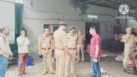 थाना सिकंदरा क्षेत्र में एक फैक्ट्री में व्यक्ति का शब मिलने पर पुलिस उपायुक्त नगर द्वारा पुलिस बल के साथ घटनास्थल पर पहुंचकर निरीक्षण करते हुए शब को कब्जे में लेकर पोस्टमार्टम हेतु मोर्चरी भेजा गया एव सक्षम संकलन के आधार पर की जा रही अग्रिम विधिक कार्रवाई के संबंध में पुलिस उपायुक्त नगर कमिश्नरेट आगरा द्वारा दी गई वाइट नेशनल मीडिया न्यूज़ एजेंसी से धर्मेंद्र कुमार राजपूत की खास रिपोर्ट