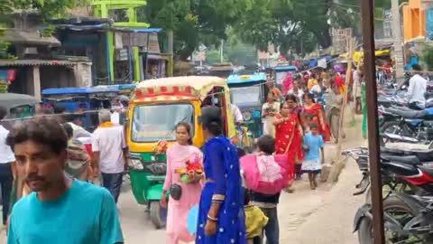 आज सावन माह का चौथा सोमवार है फिर भी शिलहौरी मन्दिर में बहुत जायदा भीड़ लग रही है