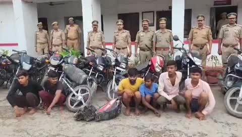 ब्रेकिंग न्यूज 
जालौन
बाइक चोर गैंग का पुलिस ने किया खुलासा,
पुलिस ने पकड़े 6 शातिर बाइक चोर,
चोरी की 14 बाइकें पुलिस ने की बरामद, 4 कटी बाइकें भी शामिल,
चोरी की बाइकों को आसपास के जनपदों में बेचते थे बाइक चोर,
बाइकों को काटकर उनके पार्ट भी बेच देते थे बाइक चोर,
पकड़े गए सभी आरोपियों पर दर्ज हैं दर्जनों आपराधिक मामले,
एसपी डॉ दुर्गेश कुमार ने किया मामले का खुलासा,
उरई कोतवाली पुलिस व एसओजी को मिली सफलता,
उरई कोतवाली क्षेत्र के इकलासपुरा रोड से हुई गिरफ्तारी।
बाई