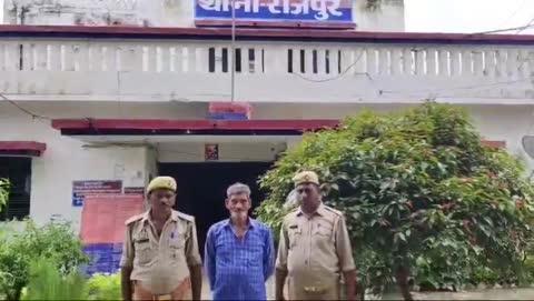 किशनपुर जरी गांव के पास से राजपुर पुलिस ने महिला संबधी अपराध में वांछित अभियुक्त को किया गिरफ्तार,की कार्यवाही
राजपुर पुलिस ने बीते 4 अगस्त को वादी की तहरीर पर थाना राजपुर में नाबालिग लड़की को बहला फुसलाकर अपने घर ले जा कर दुष्कर्म करने के प्रयास में अभियुक्त रंजीत सिंह के खिलाफ मुकदमा पंजीकृत किया था। राजपुर पुलिस ने मुखबिर की सूचना पर अभियुक्त रंजीत सिंह को किशनपुर जरी के पास से मुखबिर की सूचना पर गिरफ्तार कर लिया।पुलिस ने पकड़े गए अभियुक्त को नियमानुसार न्यायालय में पेश किया। जहां से उसे जेल भेजा गया है।