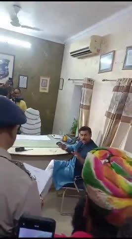 राजस्थान J&K में तैनात सेना के कमांडो अरविंद को जयपुर पुलिस ने निर्वस्त्र करके डंडे से पीटा। ये भी कहा कि पुलिस, भारतीय सेना की बाप है। शिकायत पर मंत्री राज्यवर्धन सिंह राठौड़ खुद थाने पहुंच गए। ACP को फटकार लगाई। कमांडो अपने परिचित फौजी के केस की जानकारी लेने थाने गए थे