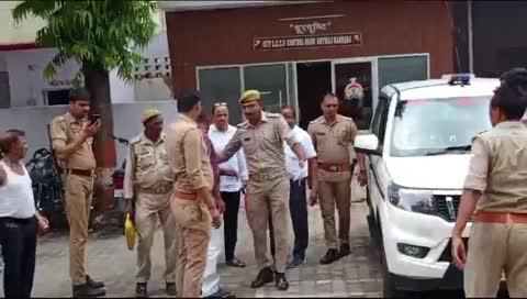 कन्नौज में पुलिस ने कल रात एक कॉलेज में छापा मारकर सपा नेता नवाब सिंह यादव को नाबालिग बच्ची संग आपत्तिजनक हालत में पकड़ा। पॉक्सो एक्ट में केस दर्ज हुआ। आरोप है कि ये लड़की नौकरी मांगने अपनी बुआ संग कॉलेज गई थी। वहां कमरे में ले जाकर उसके कपड़े उतरवाए गए।