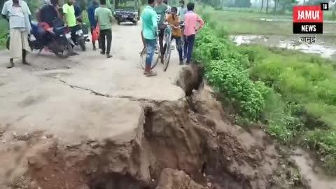 खराब सड़क से आम जनता परेशान, नहीं हो रहा परेशानी का समाधान
परसामा नहर से पल्सा खुर्द तक - कौवाकोल मार्ग। ख़राब सडक की वजह से लोग हो रहे परेशान सुने लोगो की परेशानी इस वीडियो में।