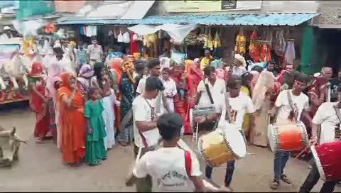 बाबा रामदेव का जन्मोत्सव मनाया, निकाली शोभायात्रा ।
स्थान डग 
जिला झालावाड़ राजस्थान 
रिपोर्टर मोहम्मद इस्लाम 
डग,  कस्बे में वाल्मीकि समाज सेवा समिति के तत्वाधान मे रविवार को भादवा बीज पर अंबेडकर भवन पर बाबा रामदेव जी का जन्मोत्सव बड़े धूम धाम से मनाया गया ,
इस दौरान वाल्मीकि समाजजनो के साथ अन्य समाज जन ने कस्बे के मुख्य मार्गो से बाबा रामदेव जी की शोभायात्रा बैंड बाजो , ढोल की थाप  व भजन कीर्तन मंडली के साथ निकाली ,जिसमे नवयुवक व महिलाए नाचते, गाते, झूमते चल रहे थे,
शोभायात्रा का पुरानी ग्राम पंचायत परिसर पर पंचायत समिति सदस्य राजेंद्रसिंह परिहार तथा उपसरपंच दिलीप सोनी के नेतृत्व में वार्ड पंचों ने बाबा रामदेव जी की पूजा अर्चना कर शोभायात्रा का स्वागत किया,
शोभायात्रा का कस्बे में जगह जगह लोगो ने फूल, श्री फल से स्वागत किया । इस अवसर पर रामलाल उमरवाल, अजय नागर, जाहिद खान संत,नवल आचार्य,रूपचंद गुजराती जोधपुर, फक्कड़ नाथ फतेहपुर,तारू नाथ आलोद, गोपाल परखी कोटा ,वार्ड पंच शंकर दीवान,मुकेश वर्मा, महेश सोनी, जीएसएस अध्यक्ष शिखर धारीवाल,भगवान लाल बागरी,फारूख खान,इदरीश गोरी, ऐफाज अली, इमरान खान,इरशाद अली,अमजद अली, ग्राम विकास अधिकारी भवर सिंह, घिसू लाल प्रधान,अजय शर्मा सहित आमजन उपस्थित रहे ।