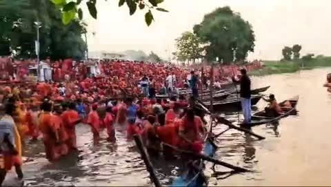 गोंडा। हरितालिका तीज पर बोल बम के जयकारों की गूंज रही। करनैलगंज में सरयू के घाट पर बृहस्पतिवार को आस्था का सैलाब उमड़ पड़ा। जलाभिषेक के लिए नदी से पवित्र जल लेकर कांवड़िए बोल बम व हर-हर महादेव के जयकारों के साथ पैदल ही गोंडा शहर के दुखहरणनाथ मंदिर व खरगपुर के पृथ्वीनाथ मंदिर के लिए चल पड़े। बुधवार देर रात से ही प्रदेश के विभिन्न जनपदों से कांवड़ियों का आना शुरू हो गया था। बृहस्पतिवार सुबह घाट व आसपास लाखों कांवड़ियों की भीड़ सरयू में स्नान करके पवित्र जल भरने को आतुर दिखी।
प्रशासन ने इस बार 15 लाख से अधिक कांवड़ियों के आने का अनुमान लगाया है। बोल बम का नारा है, भोलेनाथ का सहारा है... जैसे नारे लगाते हुए कांवड़िए सरयू से जल लेकर शिव मंदिरों की ओर रवाना हो रहे हैं। डीजे पर बज रहे बम-बम बोल रहा है काशी.... हर-हर शंभू जैसे भक्ति गीतों पर कांवड़िए थिरक रहे थे। कांवड़ियों के स्वागत के लिए करनैलगंज से गोंडा तक कटरा बाजार मार्ग पर खरगूपुर बाजार तक जगह-जगह पंडाल सजे रहे। शहर में भी बड़ी संख्या में शिवभक्तों के स्वागत के लिए लोग पलक पांवड़े बिछाए रहे। कांवड़ियों के पहुंचने पर उनके पैरों पर पानी के छींटे मारकर थकान दूर करने की कोशिश के साथ ही फल व हलुआ आदि खिला रहे थे। इसी तरह जिले के दोनों प्रमुख शिव मंदिरों के रास्ते पर पड़ने वाले कस्बों और गांवों के लोग सड़क के किनारे कांवड़ियों की सेवा में लगे रहे। इस बार बड़ी संख्या में महिलाएं व बच्चे भी कांवड़ यात्रा में शामिल हैं। इनमें बड़ी संख्या में सीतापुर, हरदोई, शाहजहांपुर, बरेली, उन्नाव, बाराबंकी, लखनऊ, रायबरेली, बहराइच, बलरामपुर, श्रावस्ती के शामिल हैं।
विज्ञापन
कांवड़िए सरयू में स्नान व पूजन करके जल लेकर बाराबंकी के रामनगर स्थित लोधेश्वर महादेव मंदिर, गोंडा के दुखहरणनाथ महादेव मंदिर, खरगूपुर के पृथ्वीनाथ मंदिर, करनैलगंज के बरखंडी नाथ मंदिर में जलाभिषेक करने के लिए रवाना हो रहे हैं। शुक्रवार को सायं जलाभिषेक के सम्पन्न होने पर मंदिरों में भोलेनाथ का भव्य शृंगार किया जाएगा।
भाद्रपद के शुक्ल पक्ष की तृतीया को हरितालिका तीज मनाई जाती है। शुक्रवार को हरितालिका तीज पर सुहागिनें व्रत रखेंगी। पंडित अतुल शास्त्री बताते हैं कि हरितालिका तीज पर पूजा स्थल को फल-फूलों से सजाकर चौकी लगाई जाती है। उस पर शिव-पार्वती और गणेश की प्रतिमा स्थापित कर दीपक जलाकर पूजन किया जाता है। पौराणिक मान्यता है कि भगवती पार्वती ने शिव को पति रूप में प्राप्त करने के लिए श्रावण शुक्ल तीज को तप शुरू किया था। इसलिए उस पावन तिथि को हरियाली तीज कहा गया। इसी क्रम में भाद्रपद की शुक्ल पक्ष की तीज को ही शिव से पति वरण का वरदान मिला था इसीलिए इस पावन दिवस को हरितालिका तीज के नाम से जाना जाता है। सुहागिन महिलाएं, इस दिन सुखद दाम्पत्य जीवन व सुखद परिवार की कामना से व्रत रखकर सुहाग की वस्तुओं का दान करती हैं।
कांवड़ यात्रा के चलते बृहस्पतिवार को शहर की यातायात व्यवस्था में बड़े बदलाव सुबह से ही दिखे। अंबेडकर चौराहे से ही बाइक तक का प्रवेश बंद रहा। यहां से डाकघर से आईटीआई मार्ग पर वाहनों को भेजा गया। दूसरी तरफ कचहरी स्टेशन से मिश्रौलिया चाैराहे की तरफ वाहनों को मोड़ दिया गया। इसी तरह बड़गांव से भी अयोध्या मार्ग व गल्ला मंडी की तरफ वाहनों को डायवर्ट किया गया। पूरे शहर में मंदिर मार्ग से जुड़ने वाली सभी गालियों को बंद कर दिया गया। इससे पूरे दिन स्थानीय लोगों को दिक्कतों का सामना करना पड़ा। वहीं, सरयू घाट से लेकर मंदिरों तक सुरक्षा के कड़े इंतजाम रहे। करनैलगंज के साथ ही गोंडा शहर में तमाम स्थानों पर बैरियर लगाए गए। मंदिरों के आसपास बैरिकेडिंग के साथ जलाभिषेक की विशेष व्यवस्था की गई। पुलिसकर्मियों के साथ ही महिला आरक्षी व बड़ी संख्या में सादे कपड़ों में भी जवान मुस्तैद रहे। अधिकारियों ने घाट पर मोटर बोट से नदी में पेट्रोलिंग की। घाट पर बड़ी संख्या में गोताखोर भी तैनात किए गए।