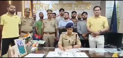 पुलिस की बदमाश से हुई मुठभेड़ कार लुटेरा गिरफ्तार, एसपी चारू निगम ने किया पर्दाफाश
औरैया जिले की तहसील बिधूना के एरवाकटरा थाना क्षेत्र में हुई पुलिस मुठभेड़।