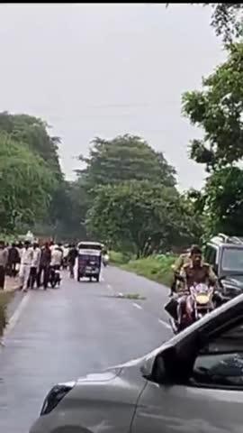 कानपुर देहात 
बिरहाना चौराहे के घसमऊ मोड के पास बाइक सवार युवक को हार्वेस्टर मशीन में रौंद दिया
।जिससे उसकी घटना स्थल पर मौत हो गई।सूचना पर पहुंची पुलिस उसे जीवित समझकर सीएचसी सिकंदरा ले गई। 
जहां ड्यूटी पर मौजूद चिकित्सक ने मृत घोषित कर दिया।घटना की जानकारी होने पर परिजनों में कोहराम मच गया।
सिकंदरा तहसील क्षेत्र के हिंसावा गांव निवासी रामसेवक दिवाकर का पुत्र रोहित दिवाकर मुम्बई जाने के लिए हिम्मत, जबर सिंह, विशाल बाबू को सिकंदरा करके घर जा रहा था। तभी घसमऊ मोड़ के पास संदलपुर की ओर से जा रहे हार्वेस्टर मशीन ने कुचल दिया।जिससे रोहित की घटना स्थल पर मौत हो गई। 
मृतक अहमदाबाद में प्राइवेट नौकरी करता था उसकी शादी 25 नवंबर 2023 को नेहा के साथ हुईं थीं 
मृतक की माता दुलारीराम और भाई मोहित रो रोकर बुरा हाल हो गया 
तीनो बहनों की शादी हो गई है और मृतक का पिता मजदूरी करता है 
सिकंदरा थाना प्रभारी महेश कुमार ने बताया है की हार्वेस्टर को हिरासत में ले लिया है 
पुलिस ने शव को कब्जे में लेकर पोस्टमाडम के लिए भेज दिया है