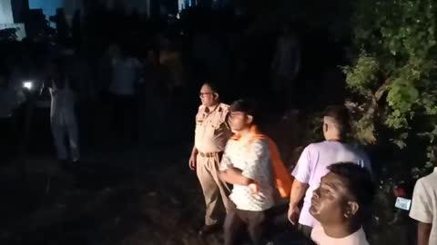 पल्हनापुर गांव में बकरे को बचाने में कुएं में गिरा अधेड़, पुलिस और फायर ब्रिगेड की टीम निकालने में जुटी
सिकंदरा तहसील क्षेत्र के पल्हनापुर गांव निवासी हरिओम पाल के दरवाजे खुला कुआं है। शुक्रवार की देर शाम उनका एक बकरा कुएं में गिर गया था। बकरे को निकालने के चक्कर में वह कुएं में उतर गए। लेकिन उसके बाद बाहर नहीं निकल पाए।जिसकी सूचना ग्रामीणों ने मंगलपुर पुलिस को दी।सूचना पाते ही एस आई अरविंद गुप्ता संदलपुर चौकी प्रभारी कौशल कुमार फायर ब्रिगेड के साथ मौके पर पहुंच गए और डूबे हुए व्यक्ति को निकालने का प्रयास शुरू किया।