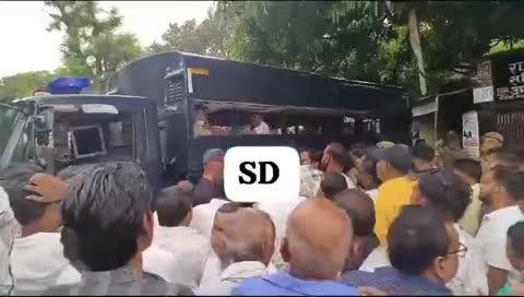 *(SD) इटावा-*
*अपहरण कर हत्या के मामले में भाजपा के पूर्व जिला अध्यक्ष सहित दो को आजीवन कारावास..........!!*
भाजपा पूर्व जिला अध्यक्ष ने अपने साथी के साथ वर्चस्व बनाने के लिए पड़ोसी युवक संतोष कुमार की अपहरण कर हत्या को अंजाम दिया था।
गोली मारकर हत्या करने के बाद युवक संतोष कुमार को नदी में बहा दिया था।
सूचना के बाद परिवार वालो की शिनाख्त के बाद पूर्व जिला अध्यक्ष शिव प्रताप राजपूत सहित दीपू शर्मा पर लिखा गया था मुकदमा।
इटावा न्यायालय ने हत्या के दो आरोपियों को आजीवन कारावास की सजा सुनाते हुए लाखों रुपए से दंडित किया।
नौ वर्ष पूर्व 2015 में पड़ोसी युवक को घर से ले जा कर पूर्व बीजेपी जिला अध्यक्ष शिव प्रताप राजपूत ने अपने साथी दीपू शर्मा के साथ गोली मार हत्या की थी।
जिस मामले में नौ वर्ष के बाद  जिला न्यायालय ने आजीवन कारावास की सजा सुनाई।
पूर्व जिला अध्यक्ष शिव प्रताप राजपूत और दीपू शर्मा को आज जेल भेजा गया।